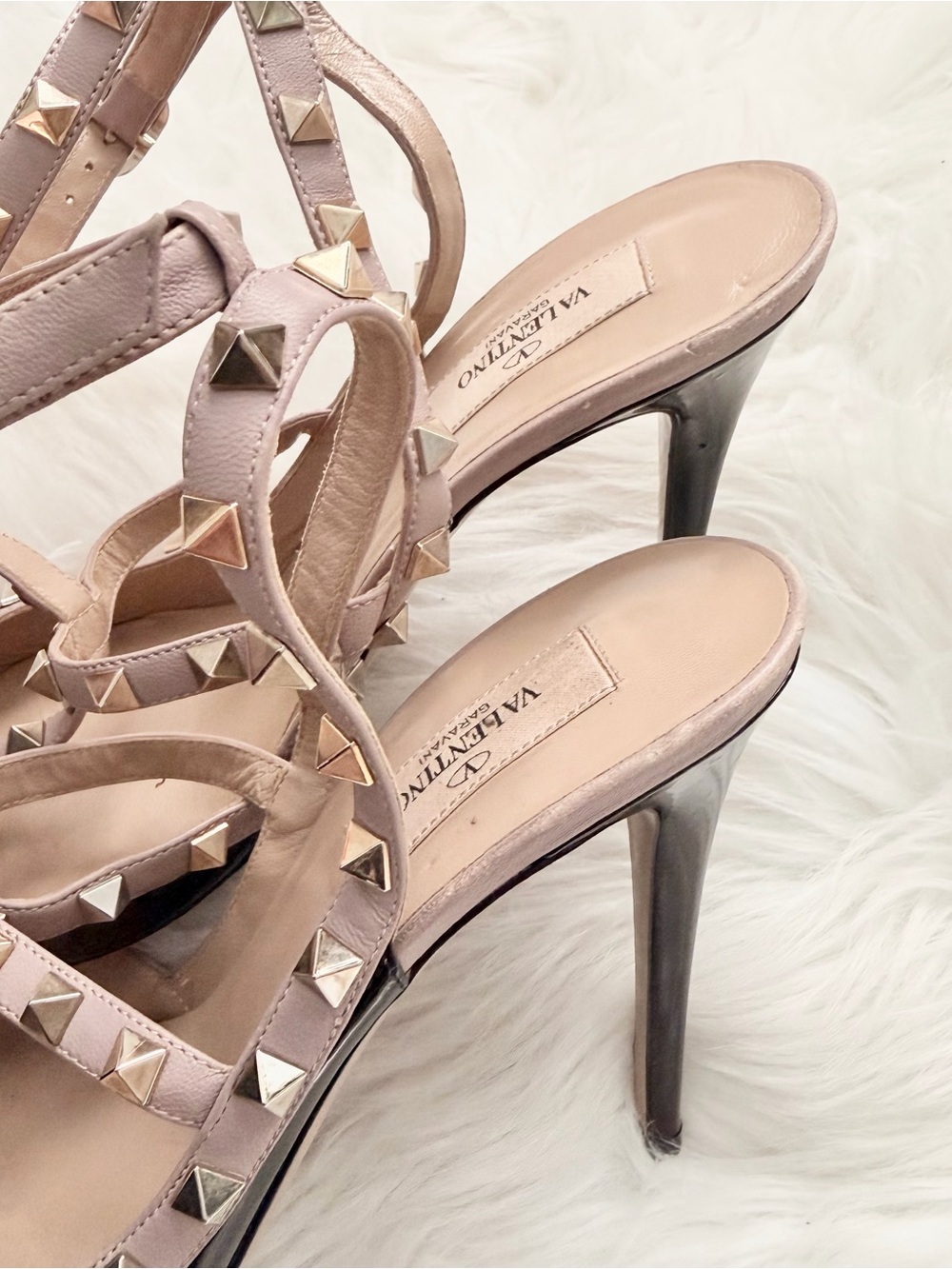 Valentino Garavani Rockstud 100mm Patent T-Strap Heels - Picture 9 of 10